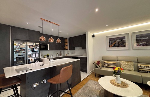 Sands End Apartment | Modern 3BD with Private Balcony, Imperial Wharf