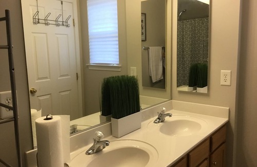 Charlotte House | Modern 3bdrm w/Deck and Minutes from Everything!