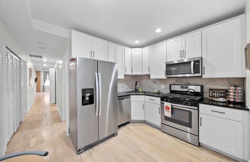 East Albany Park Apartment | Modern 3BR/2BA Retreat with Deck, Grill, and 2GB Speed WiFi in Chicago!