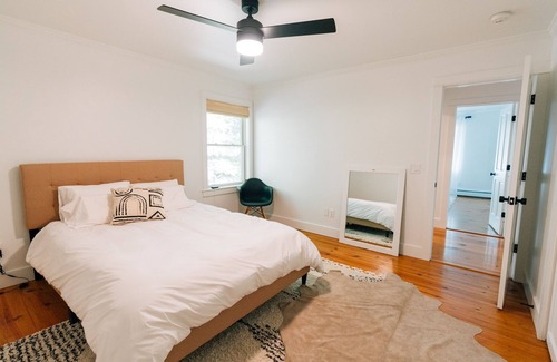Stone Ridge House | Modern 3BR Barnhouse with Fireplace & Hi Speed Wifi