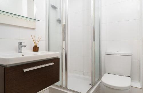 Spitalfields Apartment | Modern 3BR - Flat Sleeps 8 - Walk to Liverpool St