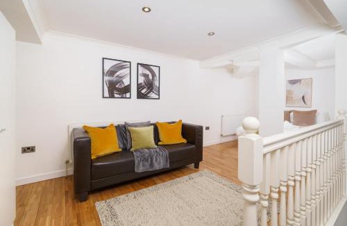 Spitalfields Apartment | Modern 3BR - Flat Sleeps 8 - Walk to Liverpool St