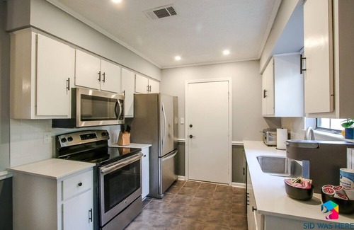 Savannah House | Modern 3BR Home, 25 Mins to Tybee + Pets