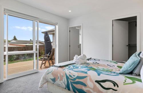 Richmond Heights House | Modern 3BR Home, Walk to Lake Taupo