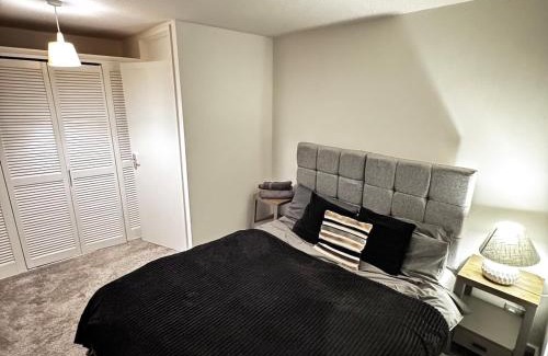 North End House | Modern 3BR House with Free Parking