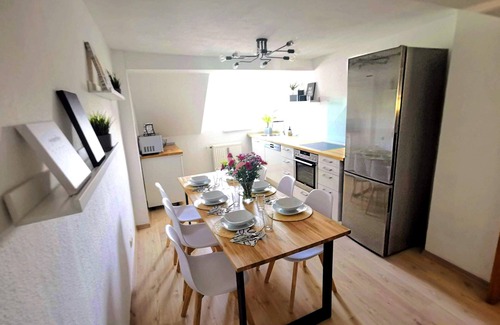 Brand-Erbisdorf Apartment | Modern 3BR Netflix, coffee timer, WIFI, parking☀️