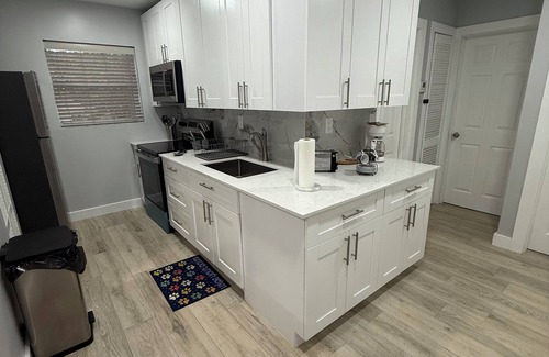 Central Fort Lauderdale Villa | Modern 3BR Oasis close to Beach & Restaurants