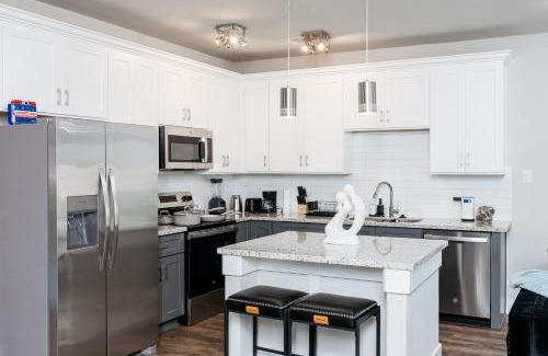 Southeast Houston House | Modern 3BR Retreat - Smart TVs - Fast WiFi - Near Downtown - Med Center - NRG Stadium - Private Backyard