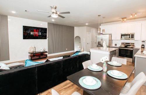 Southeast Houston House | Modern 3BR Retreat - Smart TVs - Fast WiFi - Near Downtown - Med Center - NRG Stadium - Private Backyard