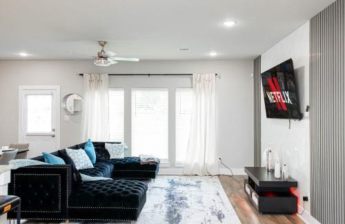 Southeast Houston House | Modern 3BR Retreat - Smart TVs - Fast WiFi - Near Downtown - Med Center - NRG Stadium - Private Backyard