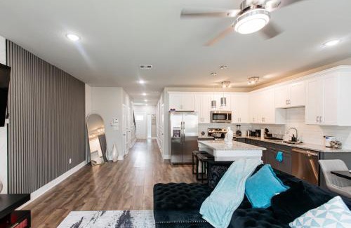 Southeast Houston House | Modern 3BR Retreat - Smart TVs - Fast WiFi - Near Downtown - Med Center - NRG Stadium - Private Backyard