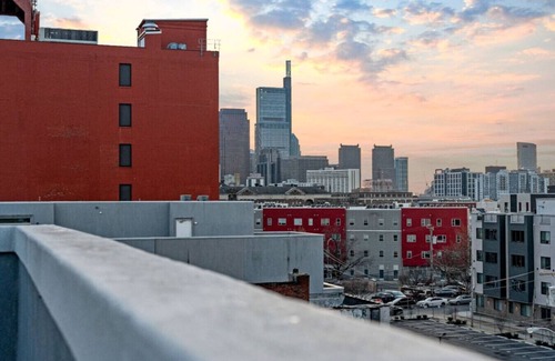 Fairmount Apartment | Modern 3BR Retreat Roofdeck Views + Subway