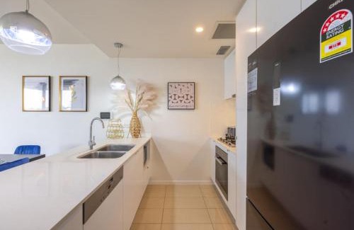 West End Apartment | Modern 3BR Riverside APT w Parking near Shops and Park