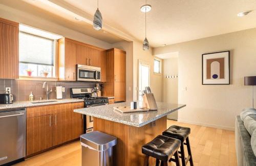 King House | Modern 3BR - Walk to Alberta Eats & Coffee