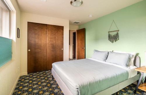 King House | Modern 3BR - Walk to Alberta Eats & Coffee