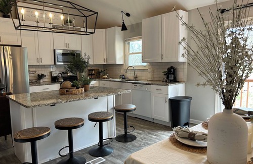 South Kansas City House | Modern 4-BDRM Home PLUS APT 30-Day-Stylish Decor