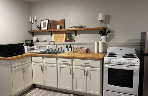South Kansas City House | Modern 4-BDRM Home PLUS APT 30-Day-Stylish Decor