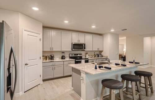 Spring Hill House | Modern 4 Bed/2 Bath Residence| Nicely Furnished| 20 Minutes to Beaches