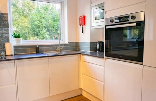 Peterborough House | Modern 4 Bed Townhouse Quiet Greenfield Located On Edge Of City Centre FREE WIFI