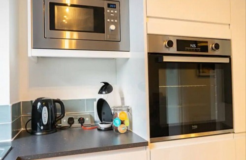 Peterborough House | Modern 4 Bed Townhouse Quiet Greenfield Located On Edge Of City Centre FREE WIFI