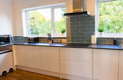 Peterborough House | Modern 4 Bed Townhouse Quiet Greenfield Located On Edge Of City Centre FREE WIFI