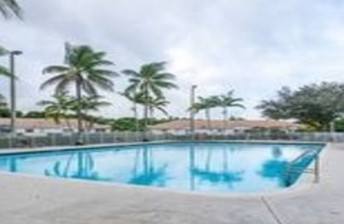 Miramar House | Modern 4 bedroom 2.5 bathroom with king size bed