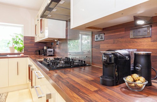 Iffley House | Modern 4 bedroom family home with driveway parking