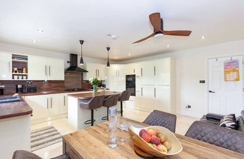 Iffley House | Modern 4 bedroom family home with driveway parking