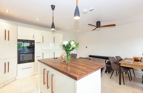 Iffley House | Modern 4 bedroom family home with driveway parking