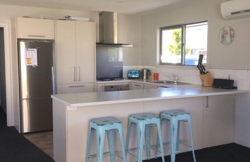 Twizel House | Modern 4 bedroom holiday home. Unlimited wifi