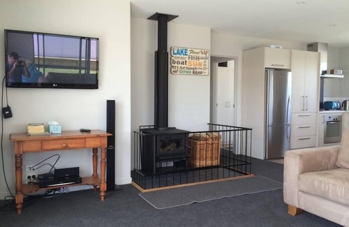 Twizel House | Modern 4 bedroom holiday home. Unlimited wifi