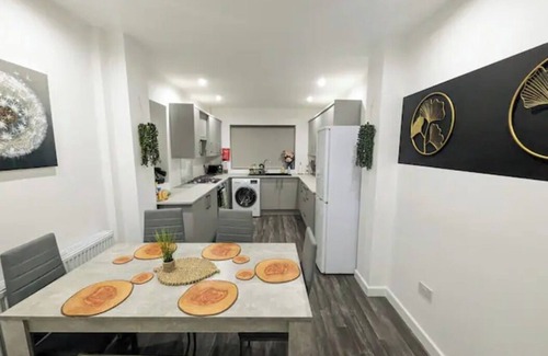 Manchester House | Modern 4 Bedroom House in Pendlebury | with Wifi and Parking