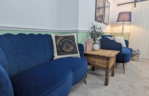 Manchester House | Modern 4 Bedroom House in Pendlebury | with Wifi and Parking