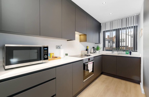 Slough House | Modern 4 Bedroom House with Parking