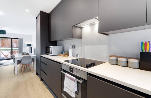 Slough House | Modern 4 Bedroom House with Parking