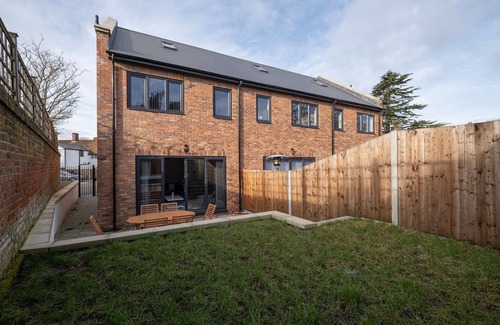 Slough House | Modern 4 Bedroom House with Parking