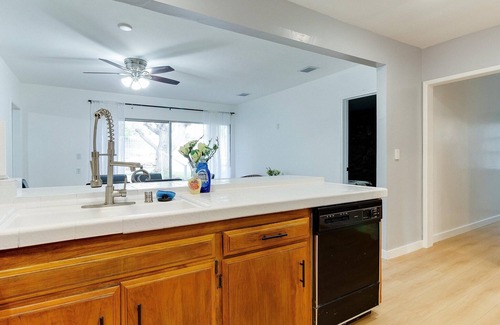 Sylmar House | Modern 4 bedroom in San Fernando