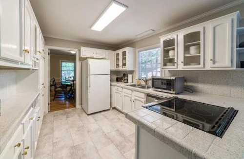 Greensboro House | Modern 4 Bedroom pets welcome