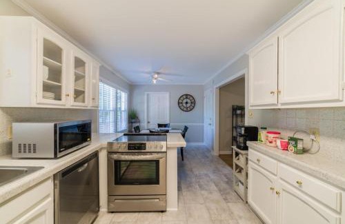 Greensboro House | Modern 4 Bedroom pets welcome
