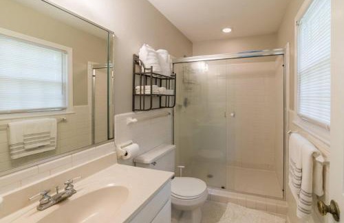 Greensboro House | Modern 4 Bedroom pets welcome