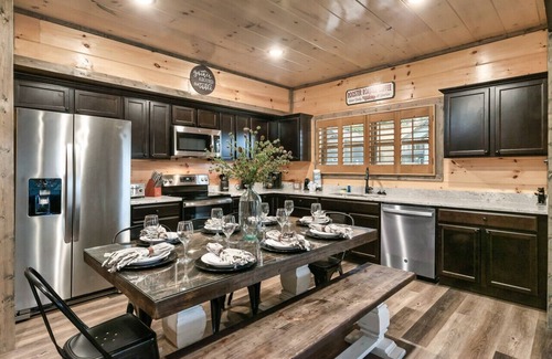 Sevierville Cabin | Modern 4-BR Cabin ★ Timeless Resort Near Parkway/Dollywood ★ Game Room ★ Hot Tub