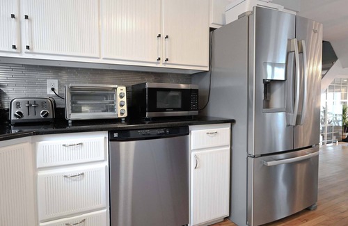 Chic's Beach House | Modern 4bdr Oceanfront home