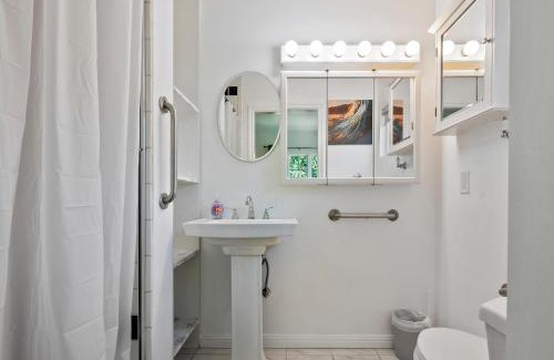 North Hollywood Villa | Modern 4bed 3bath home with piano near Universal Studio & Hollywood for 10