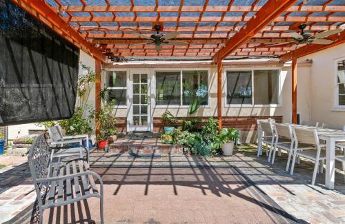 North Hollywood Villa | Modern 4bed 3bath home with piano near Universal Studio & Hollywood for 10