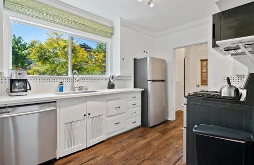 North Hollywood Villa | Modern 4bed 3bath home with piano near Universal Studio & Hollywood for 10