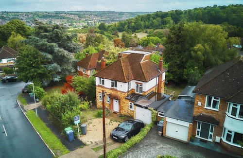 High Wycombe House | Modern 4BR, 2BA Family Home – Sleeps 9, Garden, Parking, Near Station