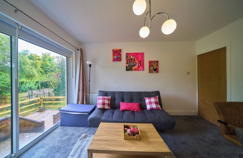 High Wycombe House | Modern 4BR, 2BA Family Home – Sleeps 9, Garden, Parking, Near Station