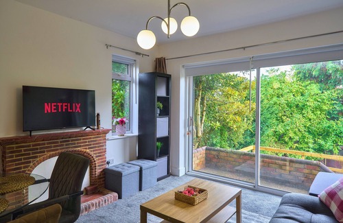 High Wycombe House | Modern 4BR, 2BA Family Home – Sleeps 9, Garden, Parking, Near Station