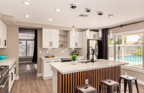 Glendale House | Modern 4BR Escape w Private Pool, 3 mi to state farm stadium, dining & shopping!