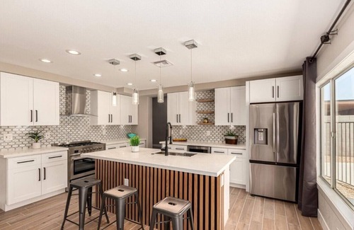 Glendale House | Modern 4BR Escape w Private Pool, 3 mi to state farm stadium, dining & shopping!